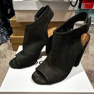 Black Aldo heels size 7.5